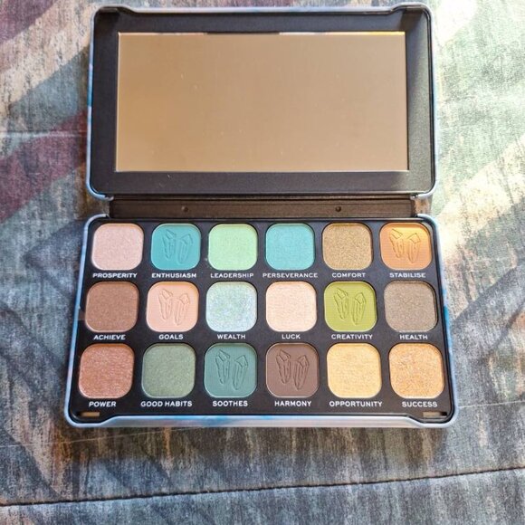 🌿 Revolution Forever Flawless “Aventurine” Palette (BN) - Picture 1 of 3